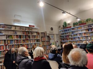 Il numeroso pubblico seduto ovunque durante la presentazione