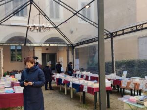 Gazebo con i libri delle case editrici a FEMINISM8