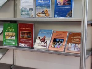 PLPL 2024 - Libri su scaffali allo stand MMC